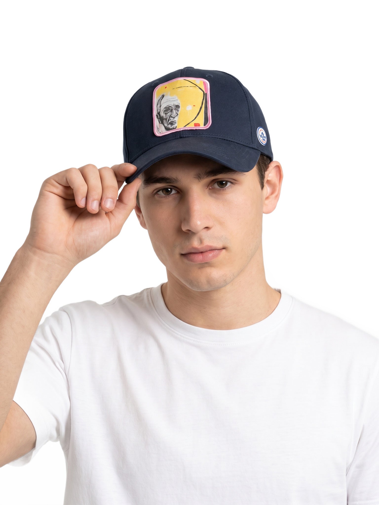 Casquette Bleue Nuit avec patch stylisé — porté