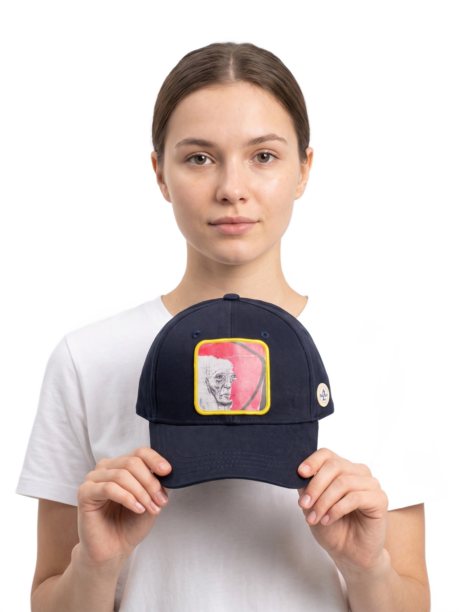Casquette Bleue Nuit avec patch stylisé — porté