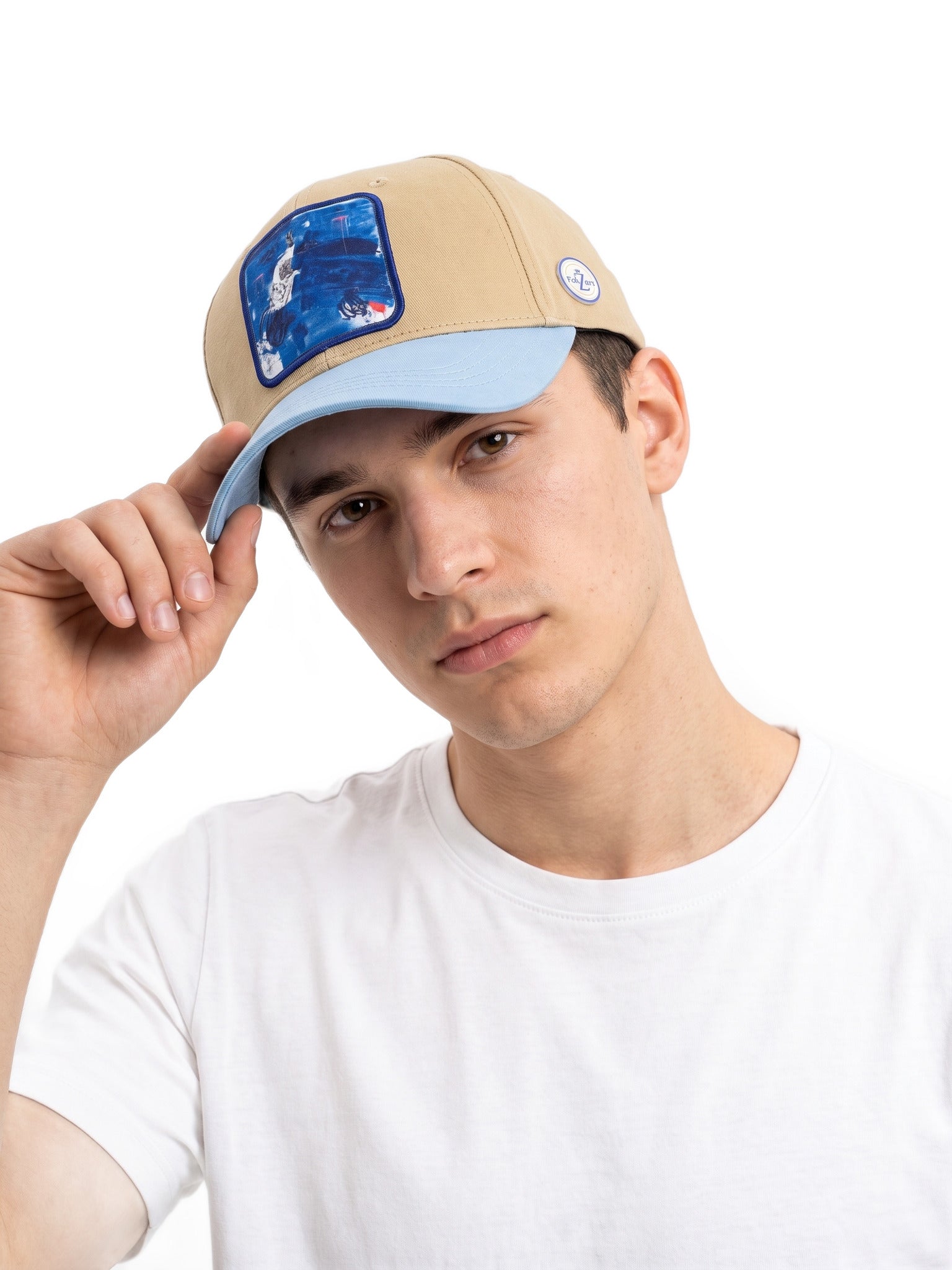 Casquette Beige / Bleu ciel avec patch stylisé — porté