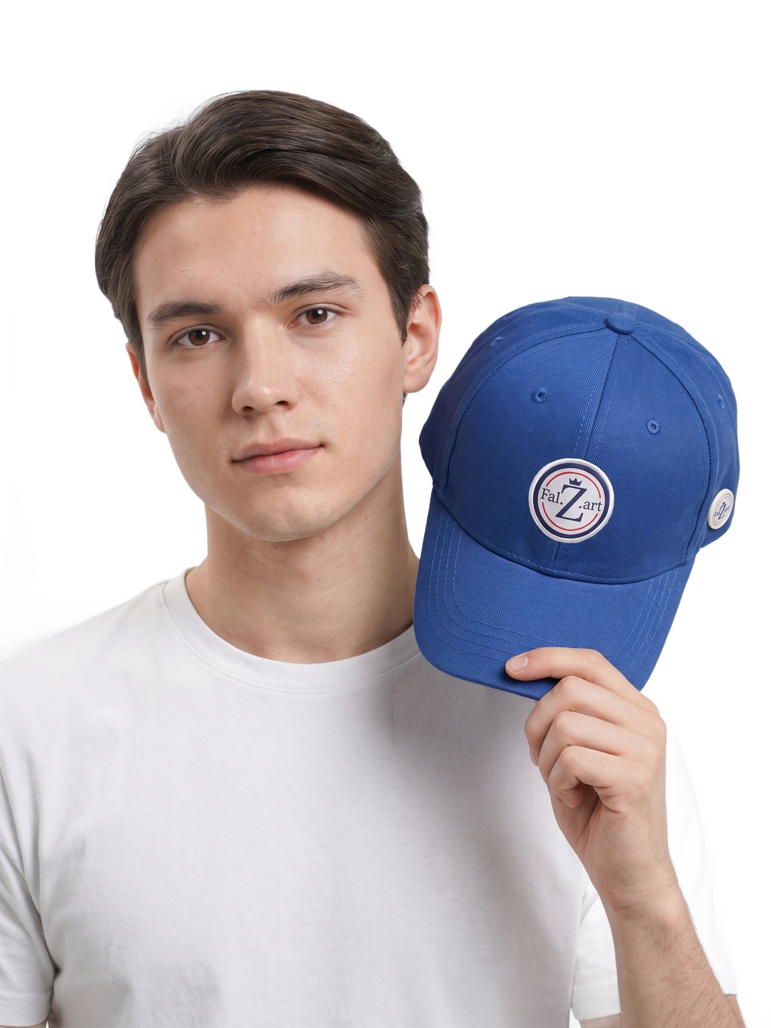 Casquette Bleue avec patch stylisé FalZart — porté