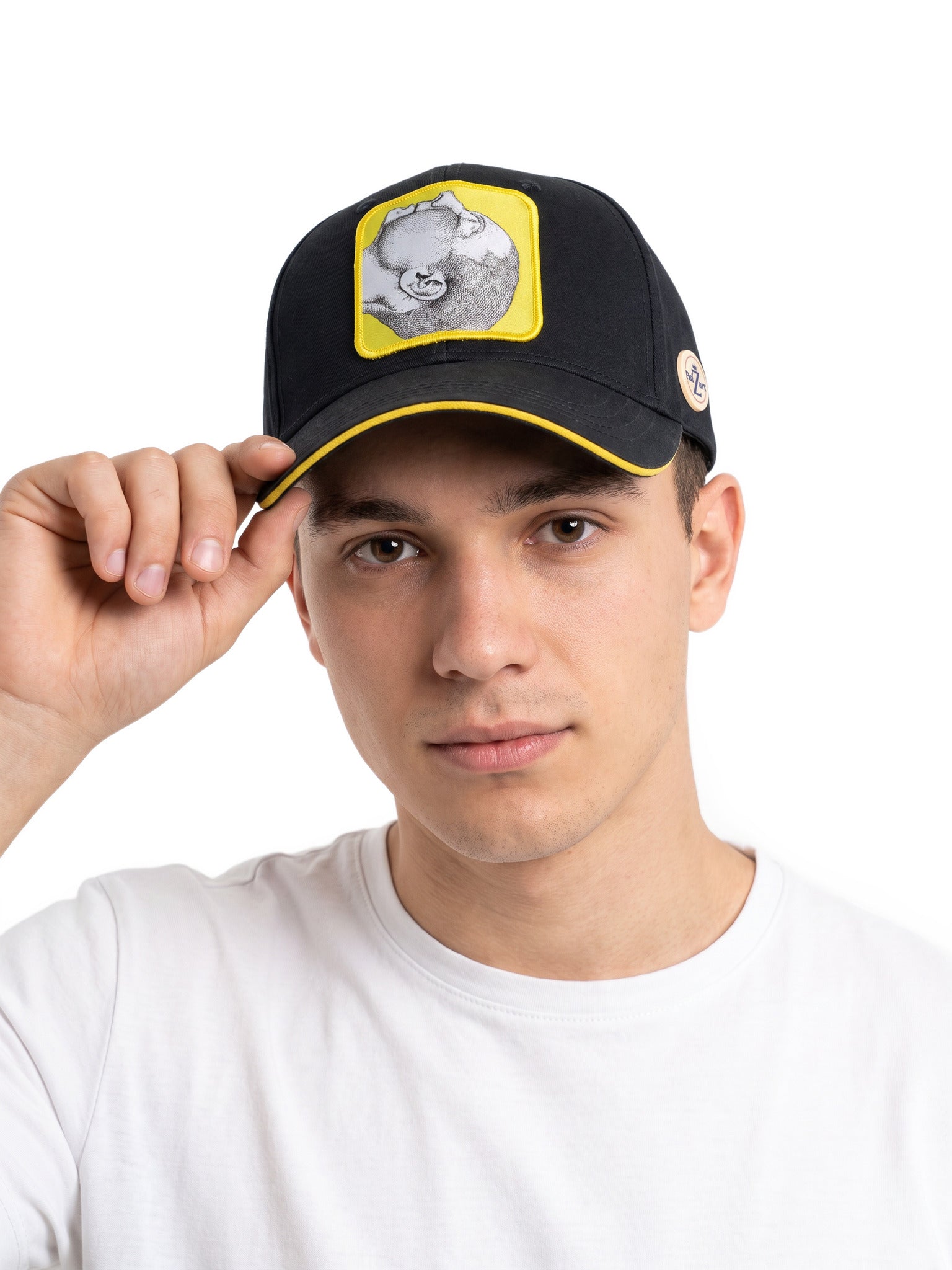 Casquette Bleue Nuit avec patch stylisé — porté